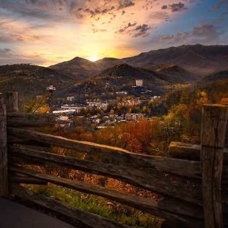 Moonshine Chalet, Hot Tub, Pool Access, Wifi, 1089 Free Tickets Each Paid Day, Dollywood And More Gatlinburg Εξωτερικό φωτογραφία