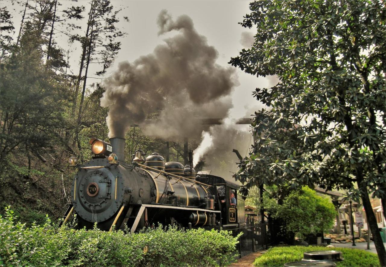 Moonshine Chalet, Hot Tub, Pool Access, Wifi, 1089 Free Tickets Each Paid Day, Dollywood And More Gatlinburg Εξωτερικό φωτογραφία