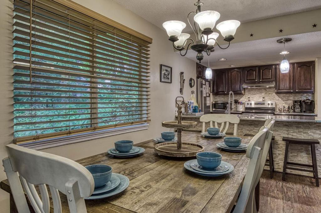 Moonshine Chalet, Hot Tub, Pool Access, Wifi, 1089 Free Tickets Each Paid Day, Dollywood And More Gatlinburg Εξωτερικό φωτογραφία