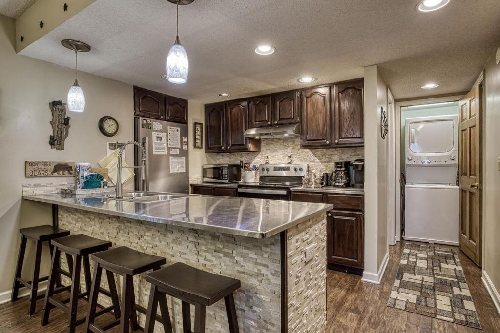 Moonshine Chalet, Hot Tub, Pool Access, Wifi, 1089 Free Tickets Each Paid Day, Dollywood And More Gatlinburg Εξωτερικό φωτογραφία