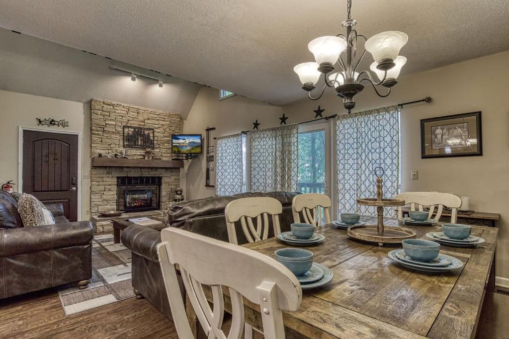 Moonshine Chalet, Hot Tub, Pool Access, Wifi, 1089 Free Tickets Each Paid Day, Dollywood And More Gatlinburg Εξωτερικό φωτογραφία