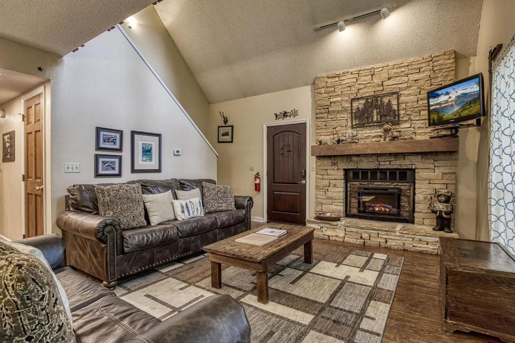 Moonshine Chalet, Hot Tub, Pool Access, Wifi, 1089 Free Tickets Each Paid Day, Dollywood And More Gatlinburg Εξωτερικό φωτογραφία