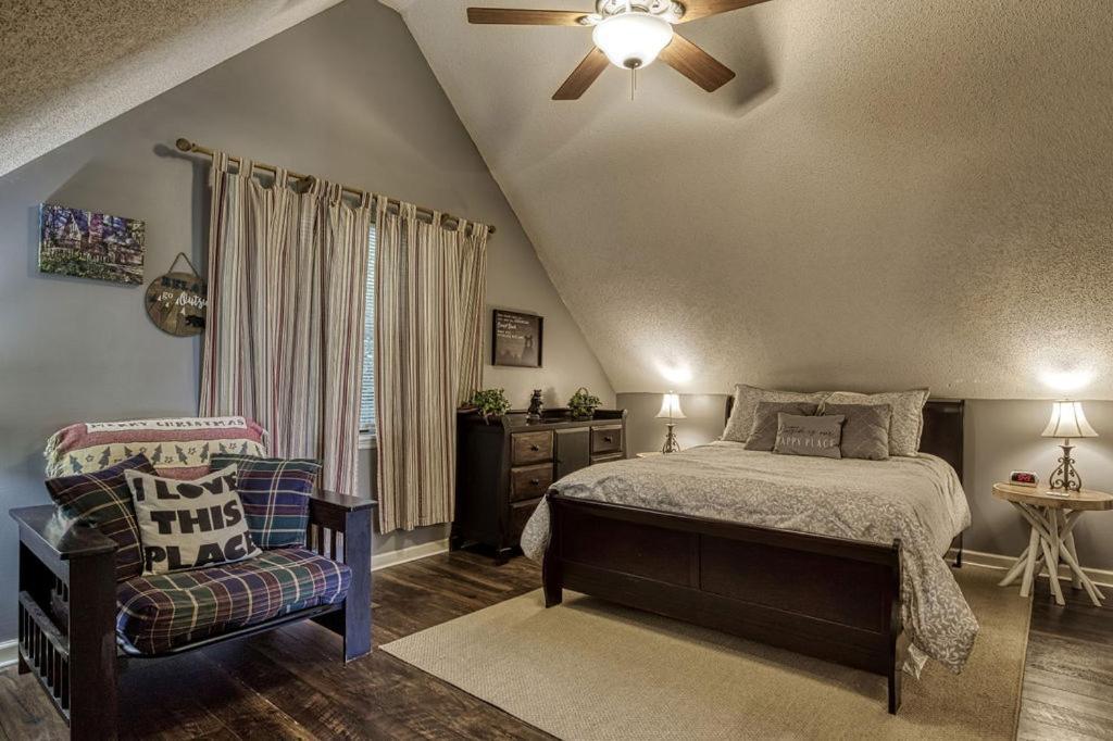 Moonshine Chalet, Hot Tub, Pool Access, Wifi, 1089 Free Tickets Each Paid Day, Dollywood And More Gatlinburg Εξωτερικό φωτογραφία