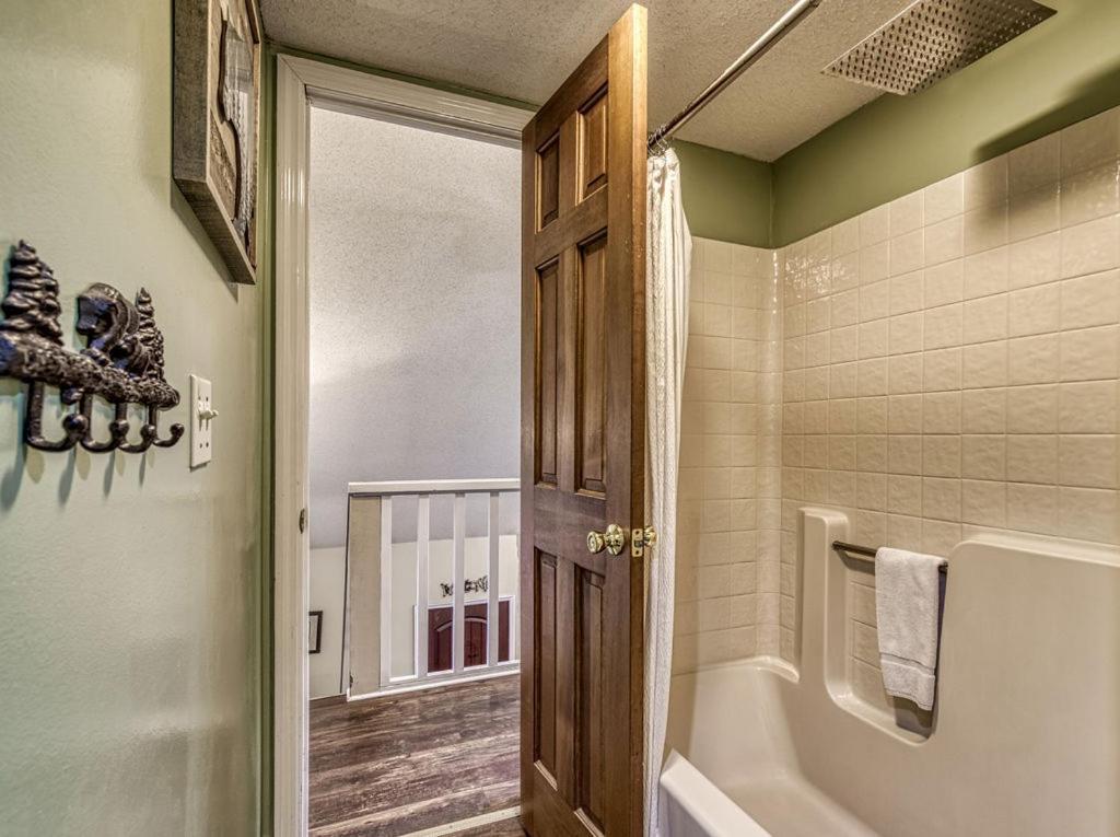 Moonshine Chalet, Hot Tub, Pool Access, Wifi, 1089 Free Tickets Each Paid Day, Dollywood And More Gatlinburg Εξωτερικό φωτογραφία
