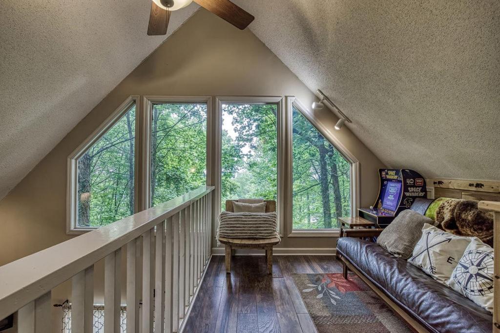 Moonshine Chalet, Hot Tub, Pool Access, Wifi, 1089 Free Tickets Each Paid Day, Dollywood And More Gatlinburg Εξωτερικό φωτογραφία