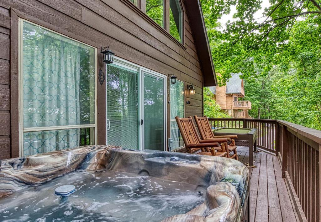 Moonshine Chalet, Hot Tub, Pool Access, Wifi, 1089 Free Tickets Each Paid Day, Dollywood And More Gatlinburg Εξωτερικό φωτογραφία