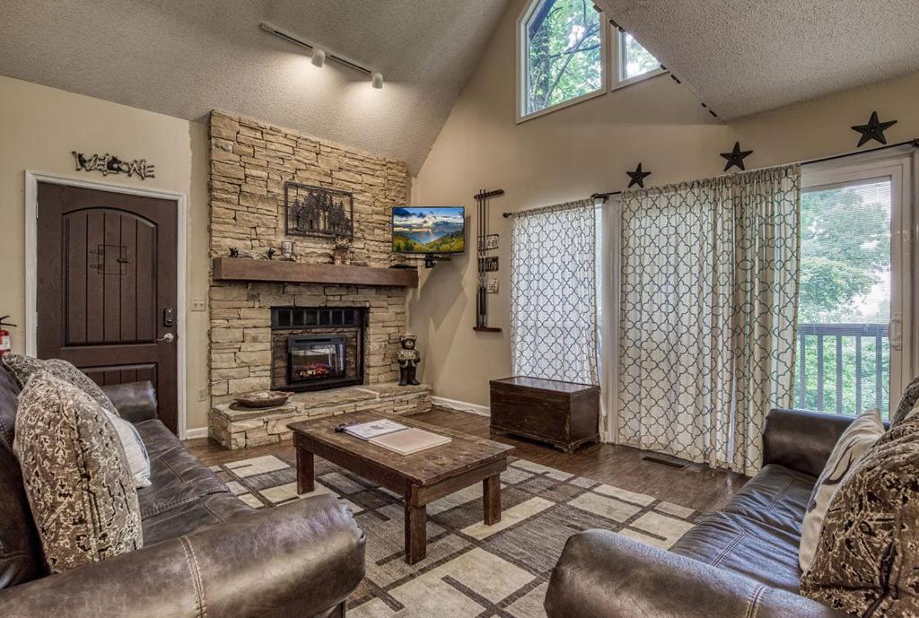 Moonshine Chalet, Hot Tub, Pool Access, Wifi, 1089 Free Tickets Each Paid Day, Dollywood And More Gatlinburg Εξωτερικό φωτογραφία