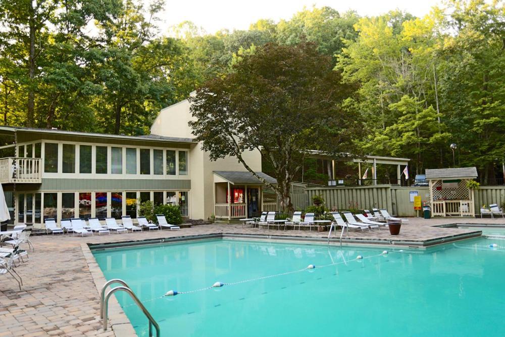 Moonshine Chalet, Hot Tub, Pool Access, Wifi, 1089 Free Tickets Each Paid Day, Dollywood And More Gatlinburg Εξωτερικό φωτογραφία